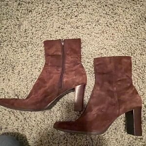 Bandolino size 9 suede boot with heel